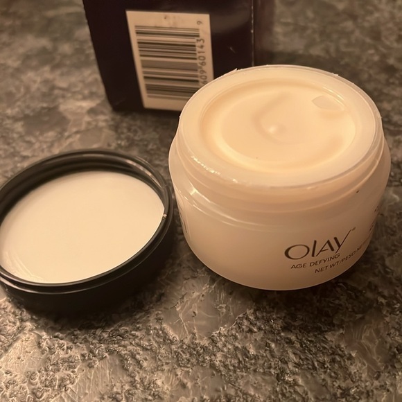 Olay Age Defying Anti Wrinkle Night Cream 2oz - New in Box - Picture 4 of 4